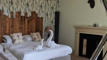 Deluxe Suite | Individually decorated, iron/ironing board, free WiFi, bed sheets