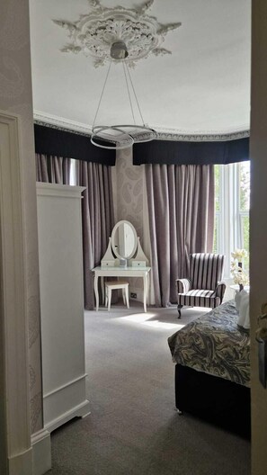 Suite supérieure, salle de bain attenante (5) | 1 chambre, décor unique, fer et planche à repasser