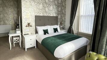 Suite Deluxe, baño en la habitación, vista al jardín (1 Ground Level) | 1 habitación, decoración personalizada y tabla de planchar con plancha