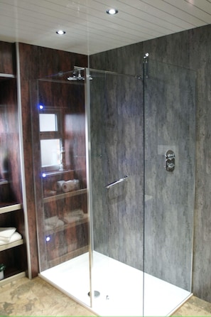 Deluxe Suite, Ensuite, Garden View (1 Ground Level) | Bathroom | Free toiletries, hair dryer, towels, soap