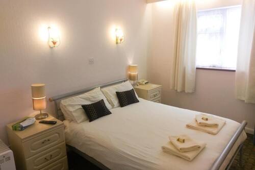 Iron/ironing board, free WiFi, bed sheets