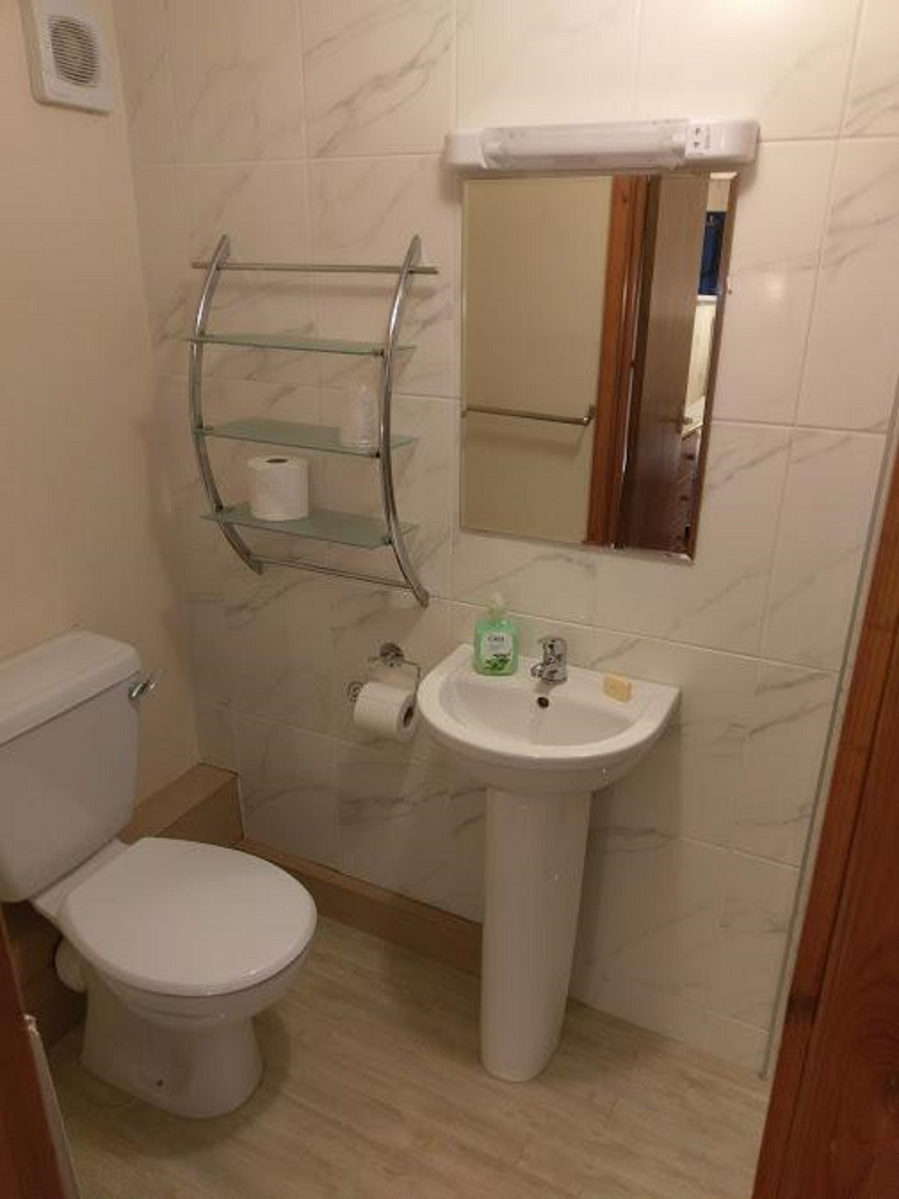 standard twin room | bathroom | shower, free toiletries, hair dryer, towels