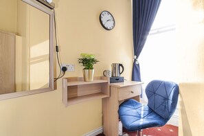 Habitación individual, baño privado | Caja fuerte, sistema de insonorización, tabla de planchar con plancha