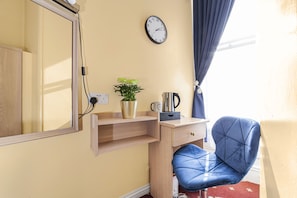Habitación individual, baño en la habitación | Caja de seguridad en la habitación y insonorización