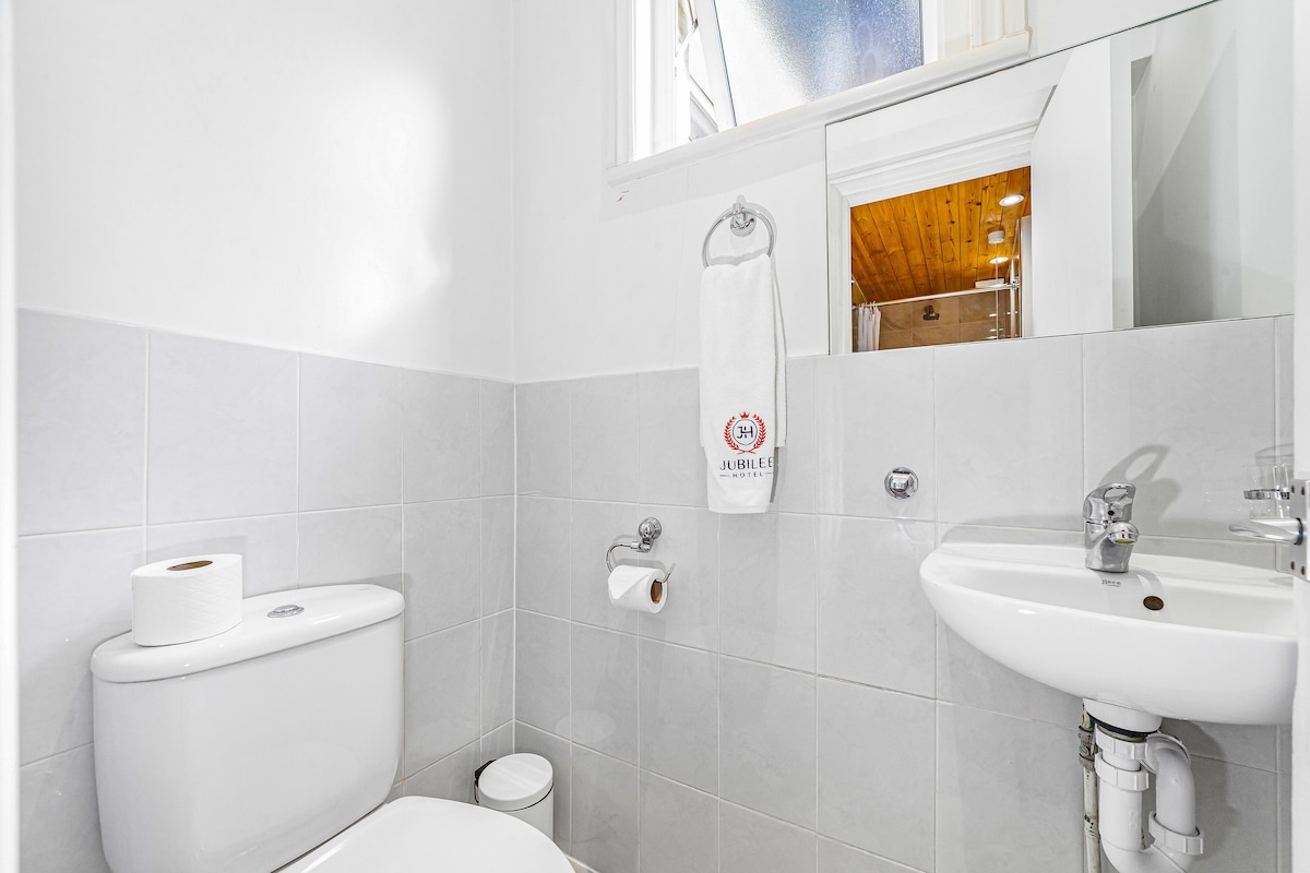 Twin Room, Ensuite | Bathroom