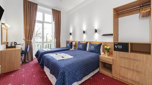 Deluxe Triple Room | In-room safe, soundproofing, iron/ironing board (on request) - Jubilee Hotel Victoria (London)