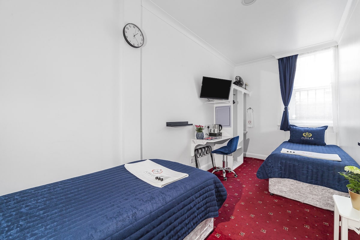 Basic Twin Room, Shared Bathroom