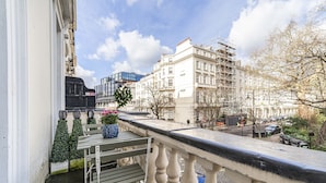 Deluxe Triple Room | In-room safe, soundproofing, iron/ironing board (on request) - Jubilee Hotel Victoria (London)