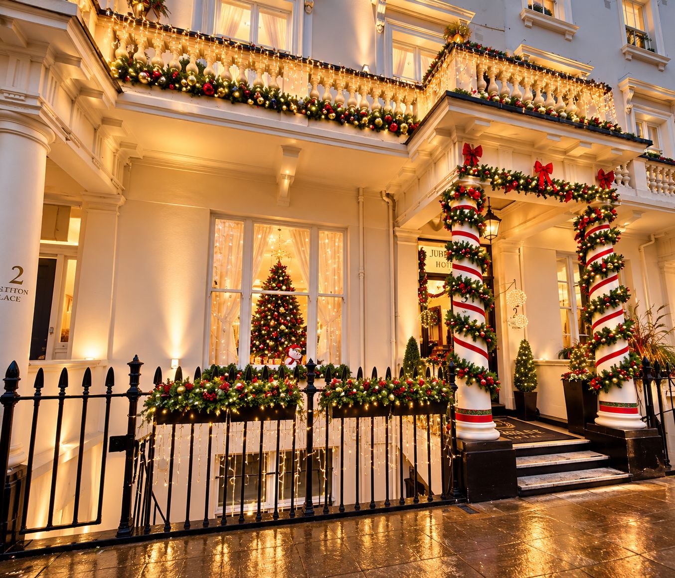 Un bâtiment doté d’une entrée imposante, d’un sapin de Noël et de décorations festives.