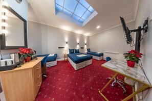 Family Room, Ensuite | In-room safe, soundproofing, iron/ironing board, free WiFi