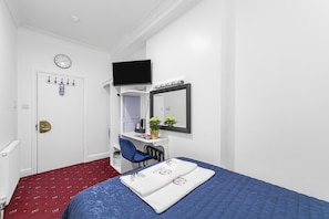 Basic Double Room, Shared Bathroom | In-room safe, soundproofing, iron/ironing board, free WiFi