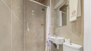 Deluxe Triple Room | Bathroom | Hair dryer (on request), towels - Jubilee Hotel Victoria (London)