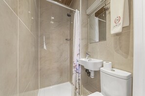 Deluxe Triple Room | Bathroom | Hair dryer, towels - Jubilee Hotel Victoria (London)
