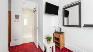 Twin Room, Ensuite | In-room safe, soundproofing, iron/ironing board (on request) - Jubilee Hotel Victoria (London)