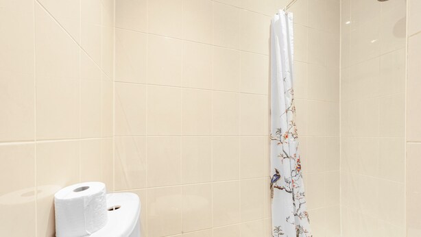 Twin Room, Ensuite | Bathroom | Hair dryer (on request), towels - Jubilee Hotel Victoria (London)