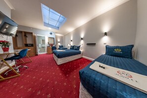 Family Room, Ensuite | In-room safe, soundproofing, iron/ironing board, free WiFi - Jubilee Hotel Victoria (London)