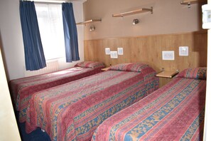 Habitació triple, bany compartit | Cobrellits, cortines opaques, planxa i posts de planxar i wifi gratuïta 