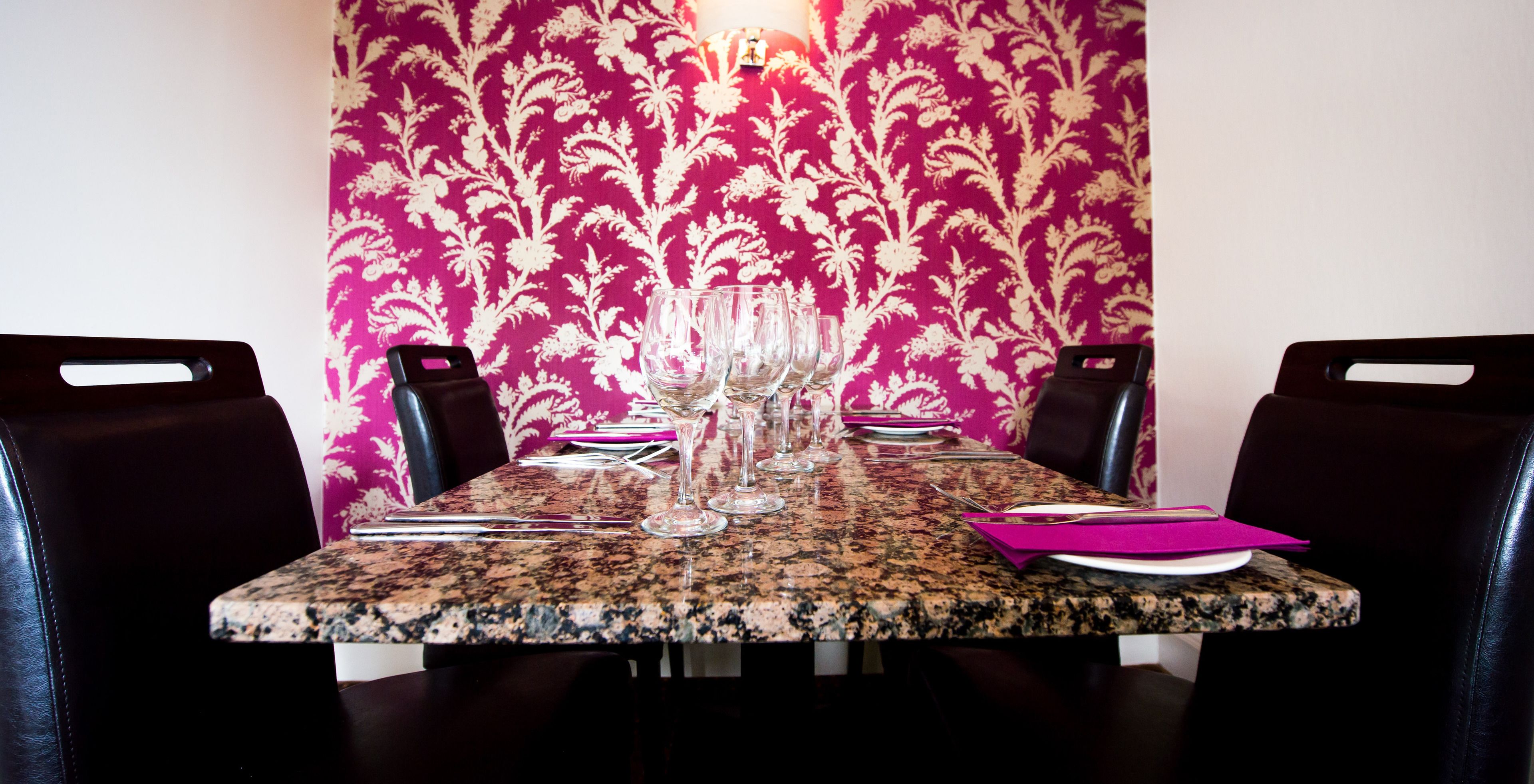 Se sirven desayunos, almuerzos y cenas (con vistas al jardín) 