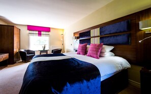 Egyptian cotton sheets, pillow-top beds, desk, iron/ironing board - Parklands Hotel (Perth)
