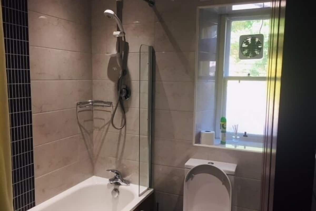 single room, shared bathroom | bathroom amenities | free toiletries, hair dryer, towels