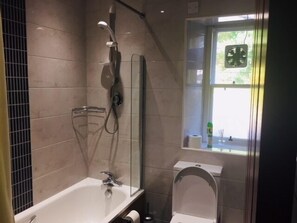 Chambre simple, salle de bains commune | Commodités de la salle de bain | Articles de toilette (gratuits), séchoir à cheveux, serviettes fournies