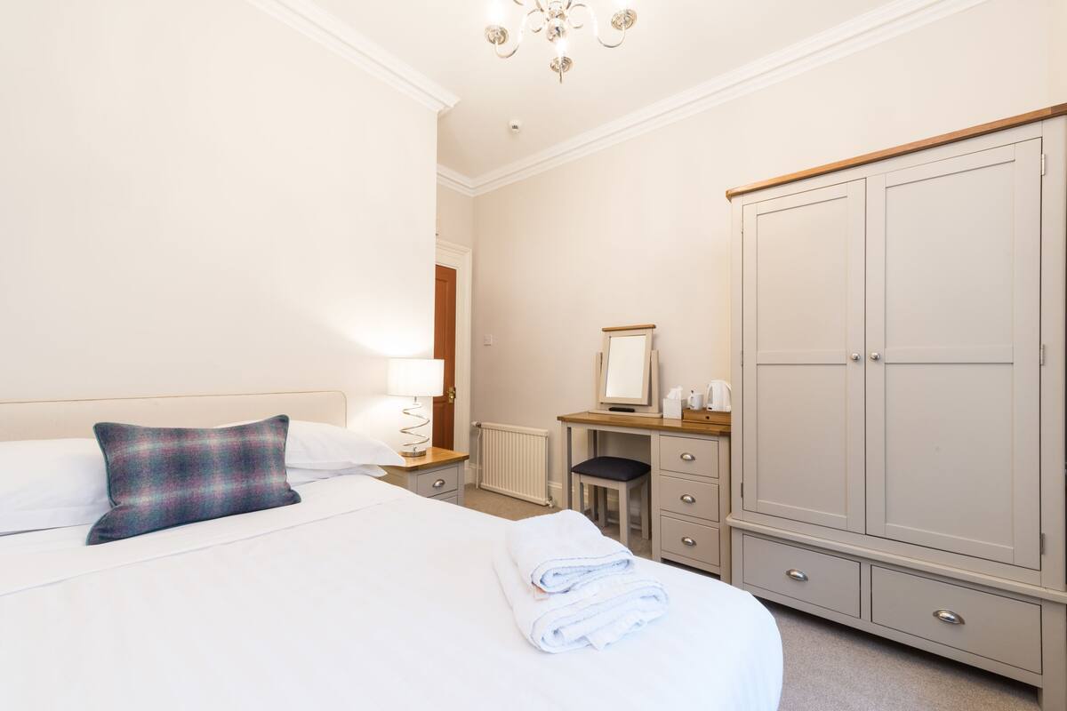 Single Room, Shared Bathroom | Premium bedding, desk, iron/ironing board (on request)