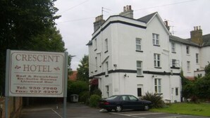 A sign for the Crescent Hotel, indicating it offers bed & breakfast, en-suite rooms, and a licensed bar. - Crescent Hotel (Reading)