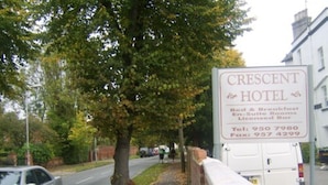 A Crescent Hotel signboard with amenities including bed & breakfast, en-suite rooms, and a licensed bar. - Crescent Hotel (Reading)