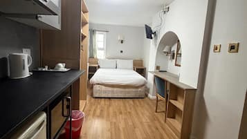 Basic Studio | Desk, free WiFi