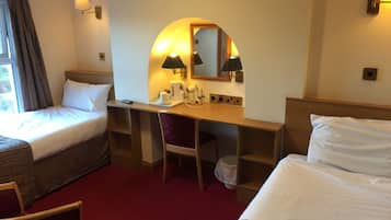 Twin Room | Desk, free WiFi