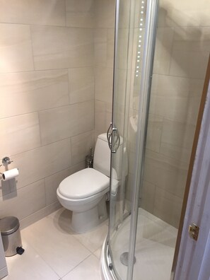 Family Room | Desk, free cribs/infant beds, rollaway beds, free WiFi