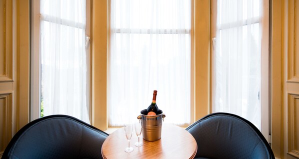 Deluxe-huone, 1 parisänky, tupakointi kielletty | Työpöytä, pimennysverhot, silitysrauta/-lauta, vauvansängyt