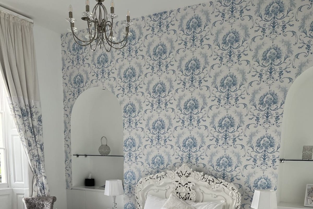 Suite de luna de miel | Ropa de cama de alta calidad, caja fuerte, cortinas opacas