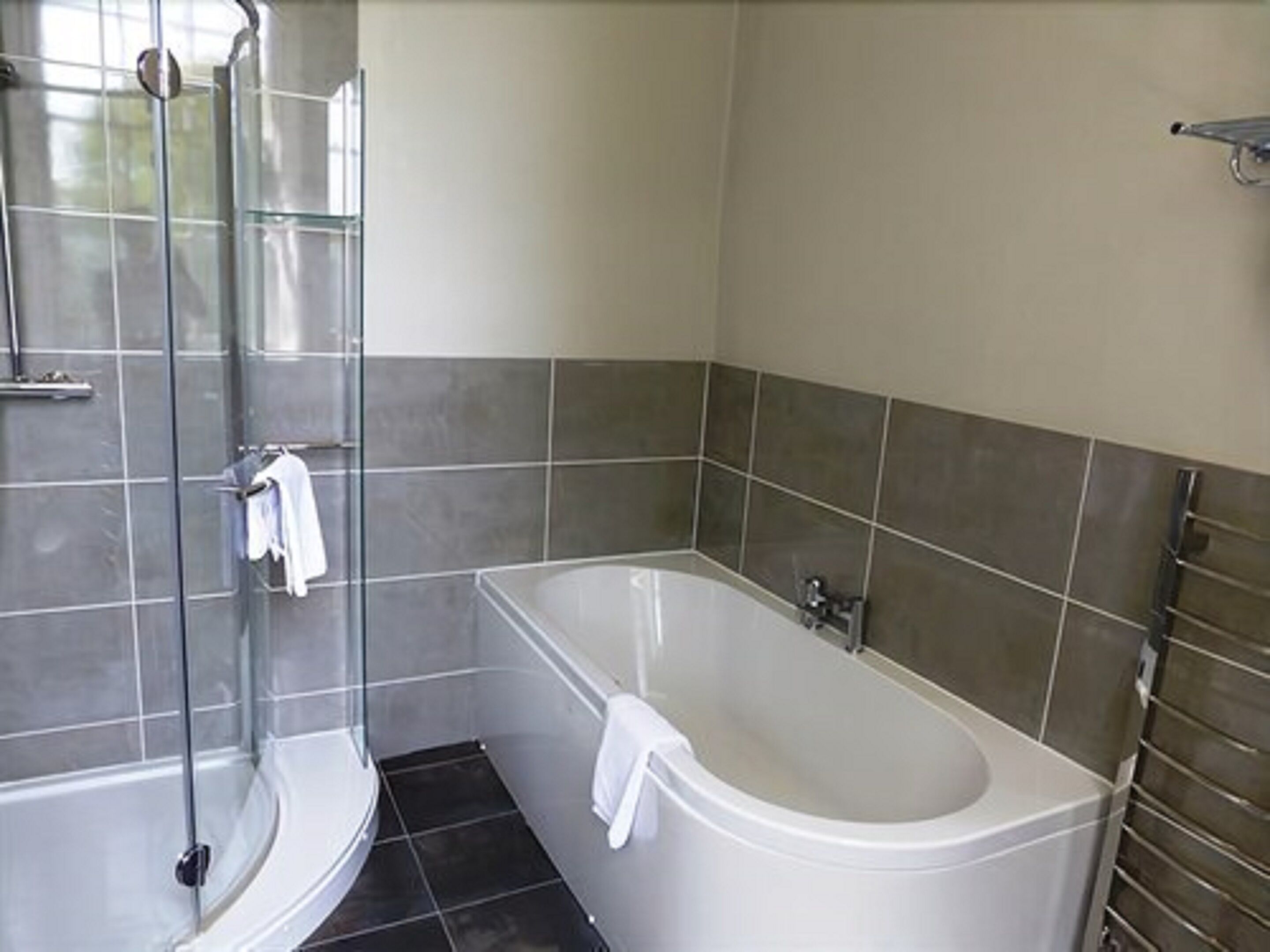 honeymoon suite | bathroom | free toiletries, hair dryer, towels