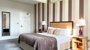 Deluxe tweepersoonskamer, uitzicht op tuin | Luxe beddengoed, een kluis op de kamer, verduisterende gordijnen