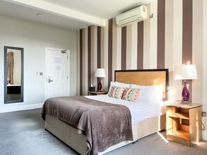 Habitació doble Deluxe, vistes al jardí | Roba de llit d'alta qualitat i caixa forta a l'habitació