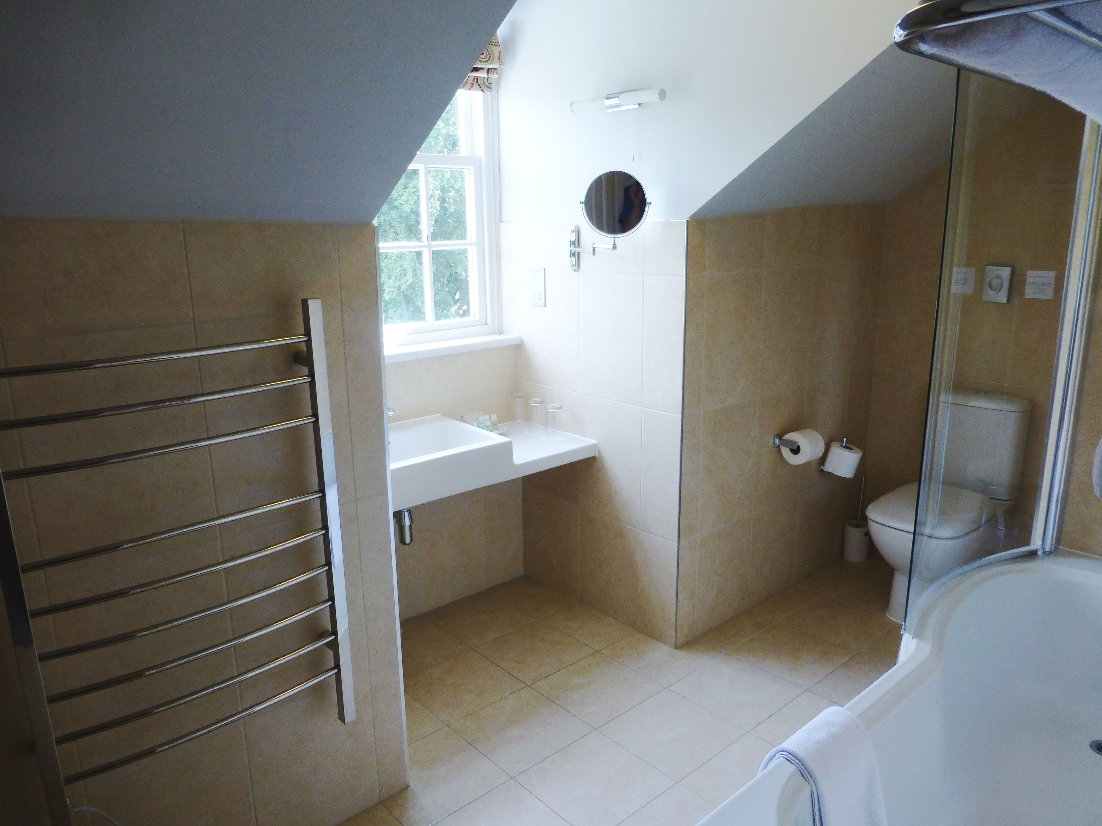 Ein Badezimmer mit einer Badewanne, Toilette und Waschbecken.