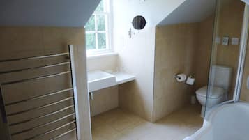 Un bagno con vasca, WC e lavandino.