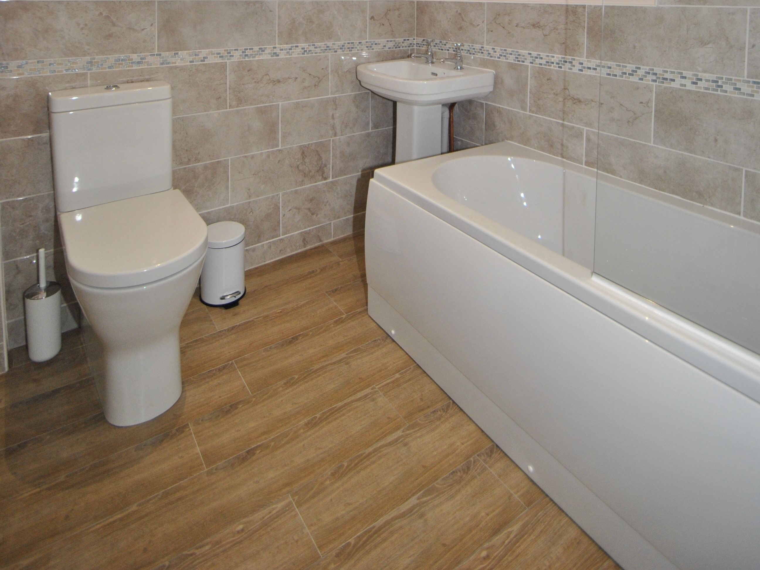 Un baño con inodoro, lavamanos y bañera.