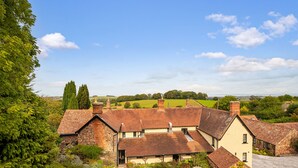 A traditional country house with a courtyard, stone walls, and a gravel path. - Castle of Comfort Hotel & Restaurant (Bridgwater)