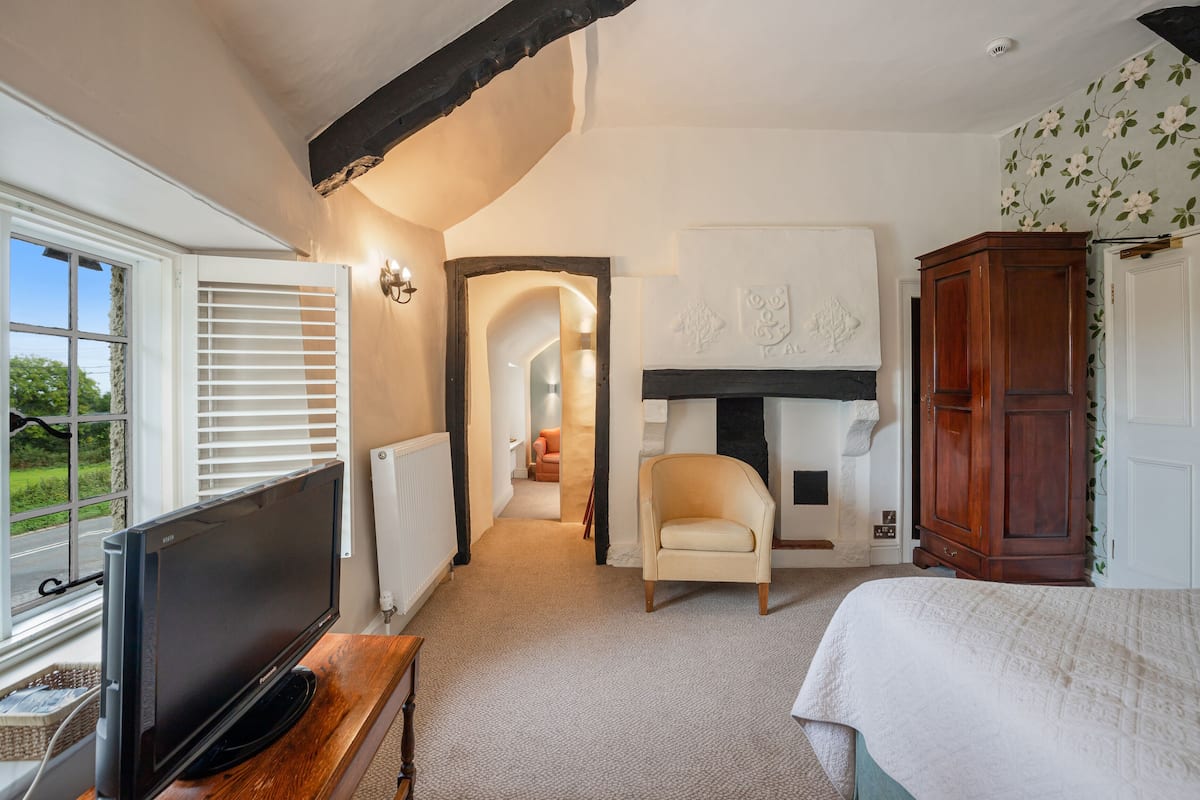 superior room (italian) | living area | flat-screen tv