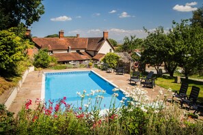 Außenpool (je nach Saison geöffnet), Sonnenschirme