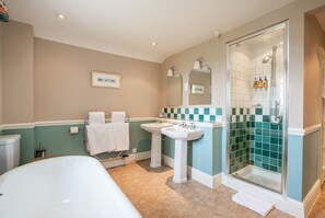 Habitación superior (Mariner) | Baño | Artículos de higiene personal gratuitos, secador de pelo y albornoces
