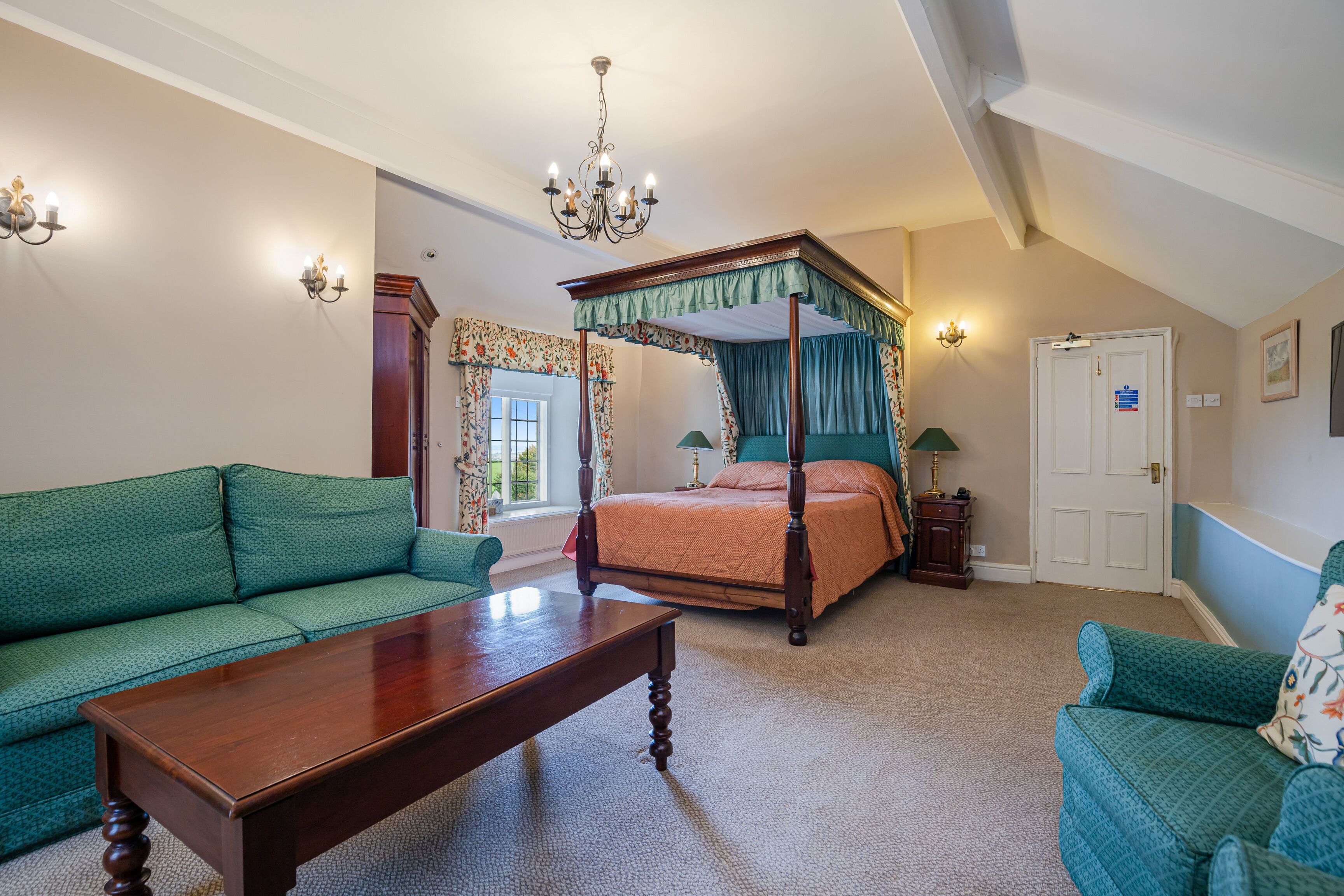 superior room (mariner) | living area | flat-screen tv