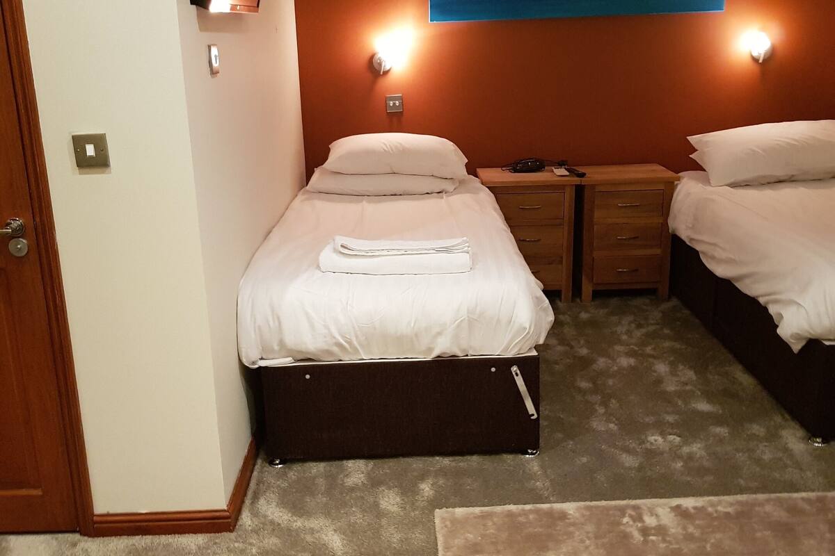 Huisje | Een bureau, een strijkplank/strijkijzer, gratis wifi, beddengoed