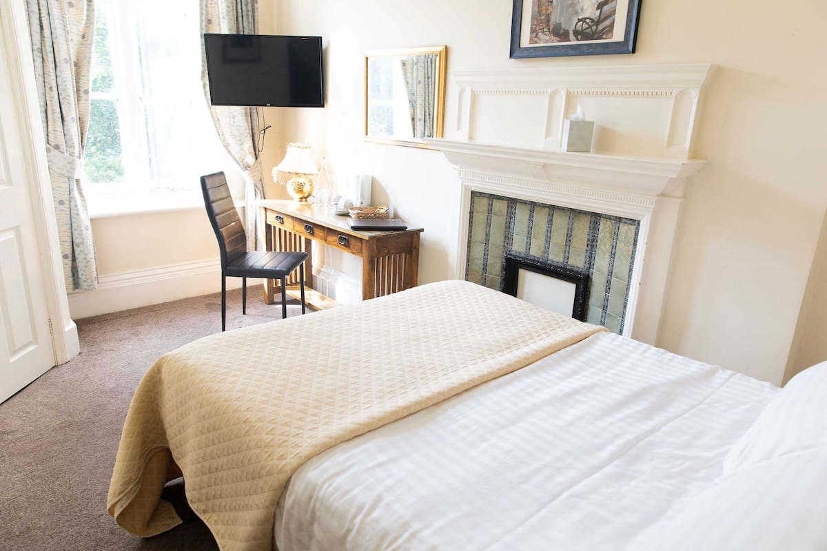 Economy Double Room (double) | 1 bedroom, desk, iron/ironing board, free WiFi