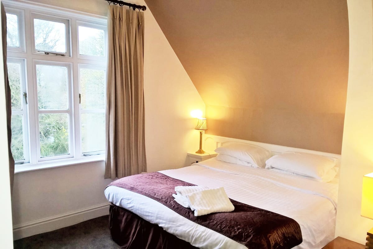 Large Double | 1 bedroom, desk, iron/ironing board, free WiFi
