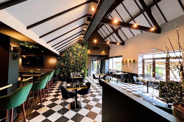 Breakfast, lunch, dinner served; international cuisine