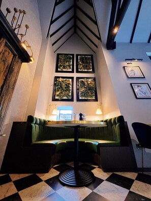 Breakfast, lunch, dinner served; international cuisine  - The Chesterton Hotel (Bicester)