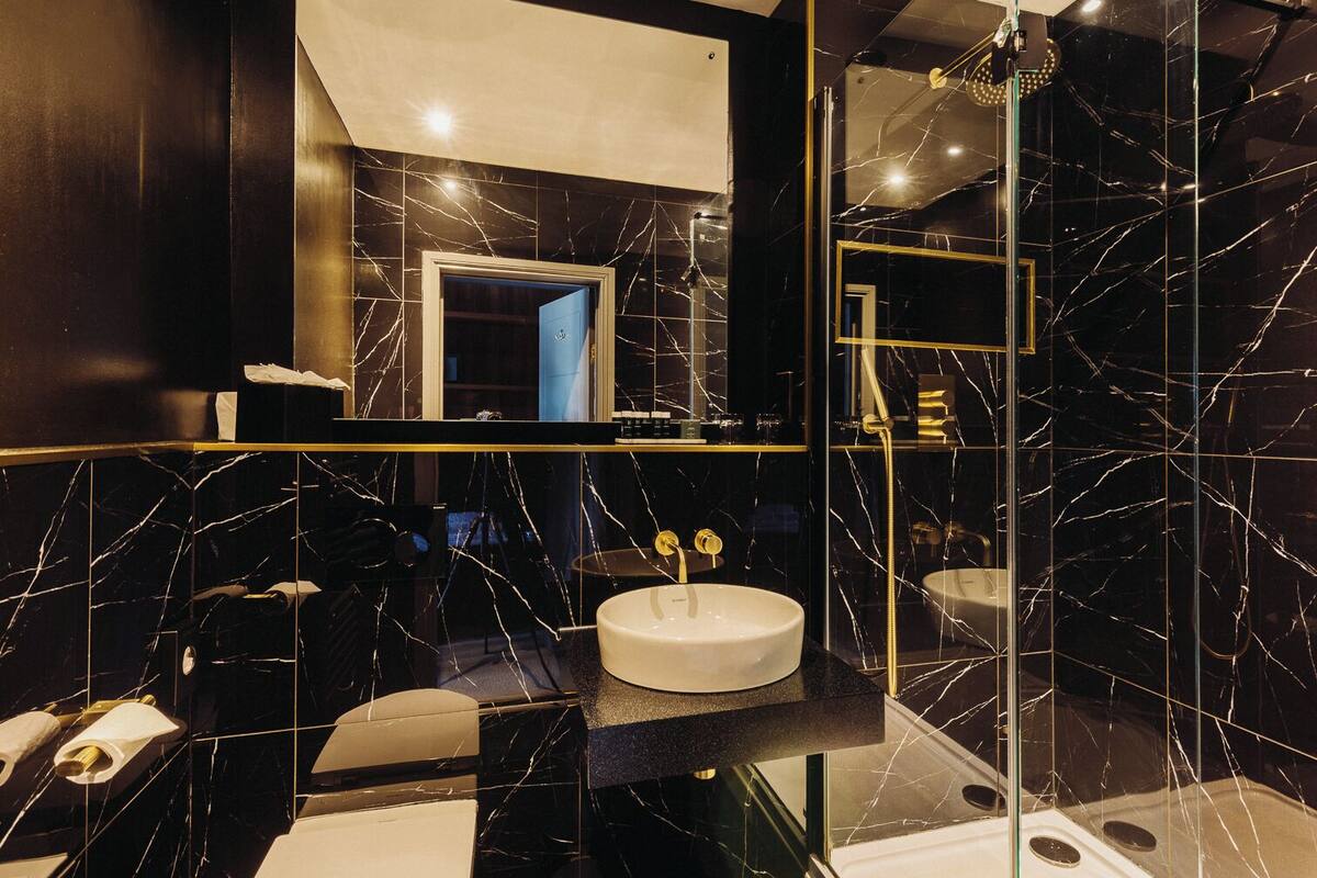 combined shower/bathtub, designer toiletries, hair dryer, towels